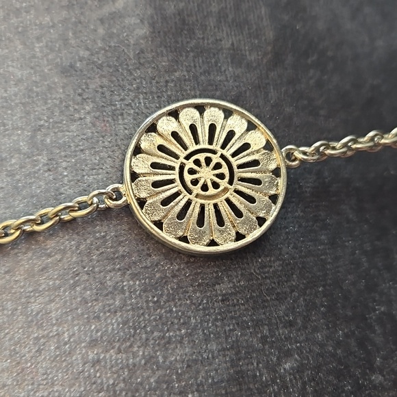 NWOT Silver-Tone Floral Station Long Necklace with Matching Dangle Earrings - Picture 5 of 8